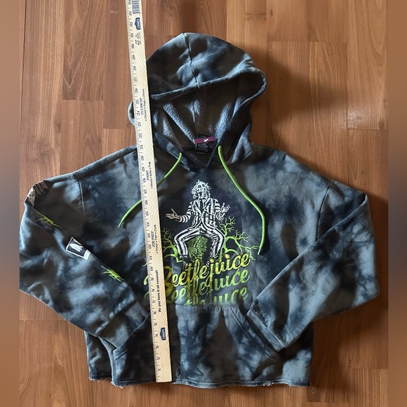 NWT Beetlejuice Tie Dye Crop Hoodie size medium 🪲 - Picture 3 of 8
